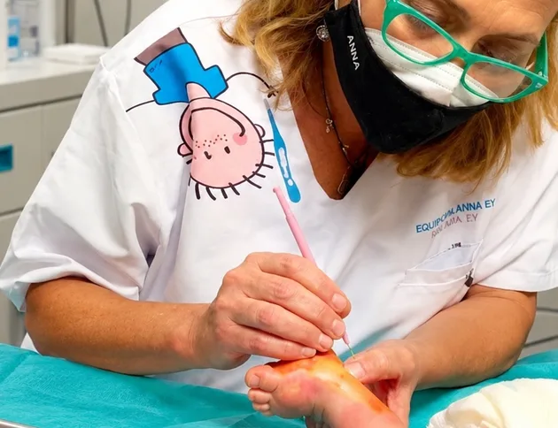 La Dra. Anna Ey realizando una tenotomía